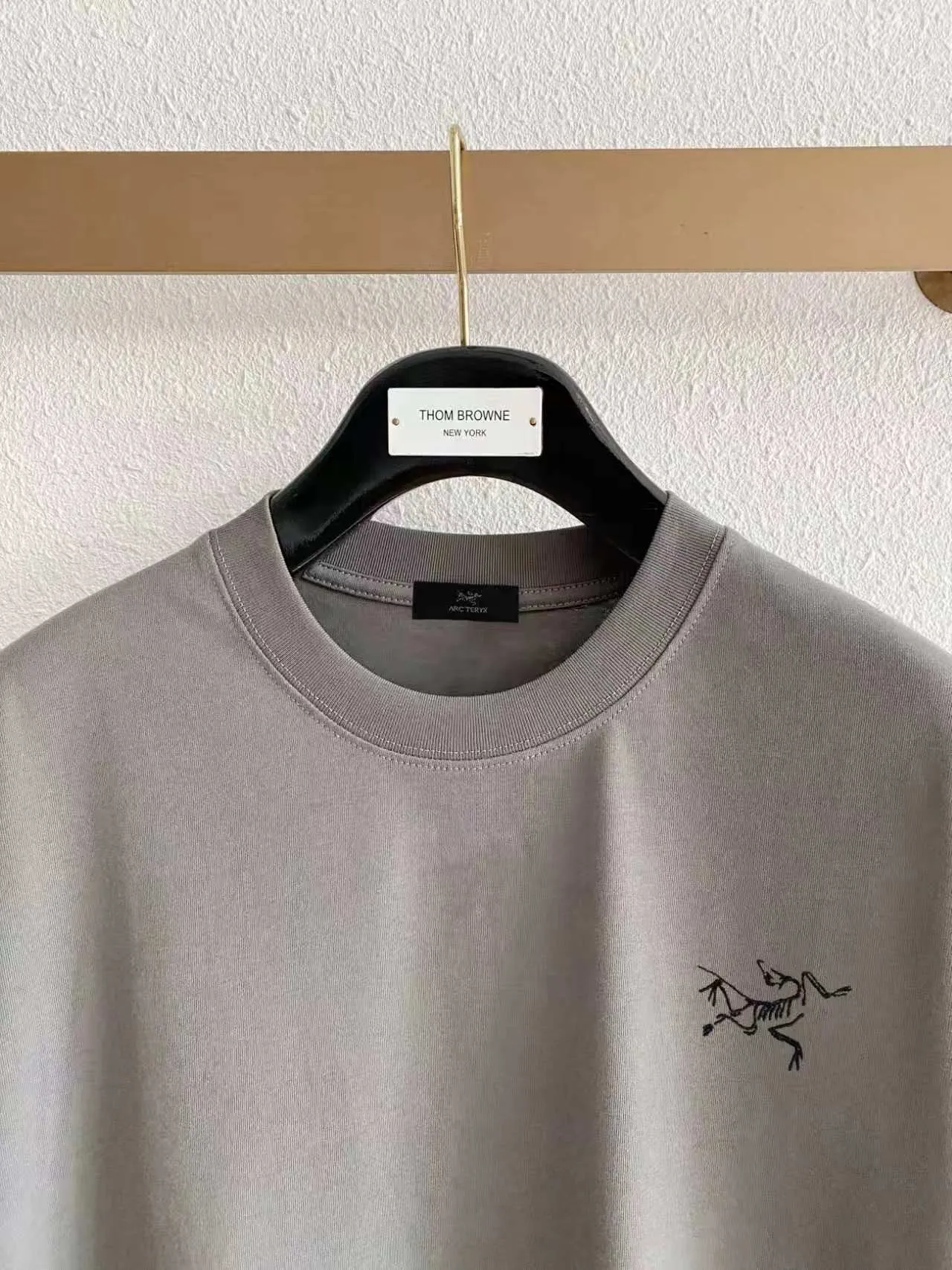 Arc’ter/Bird brand bone bird letter logo embroidery, spring and summer New Arrival, double sand plain short-sleeved pure cotton fabric, differentiated from ordinary fabrics, tight yarn, long-term washing without deformation, slightly wide version of T-shirts for men and women, same style. Color: Black White Blue Gray Size: S (90-130 pounds) M (125-140 pounds) L (135-160 pounds) XL (160-180 pounds) XXL (180 pounds)